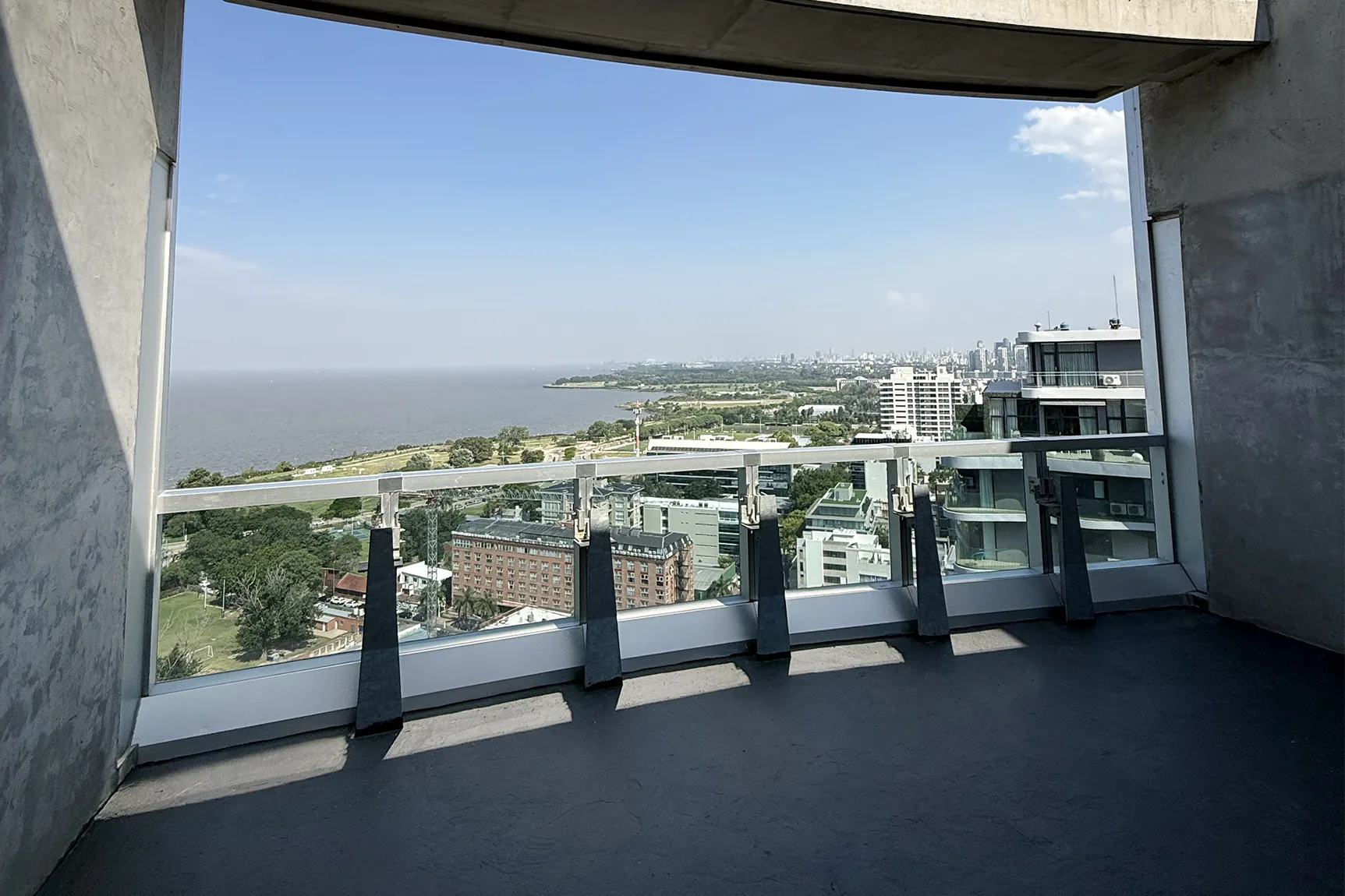 Balcón del triplex D torre Libertador